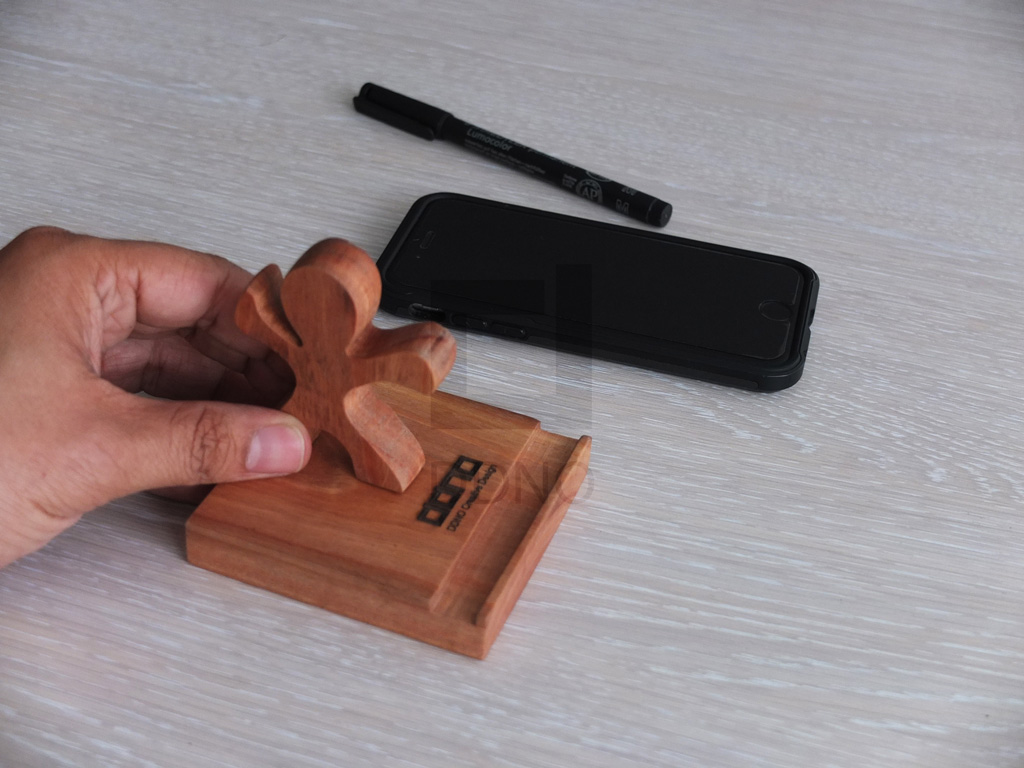 محصولات دیدینو -پایه نگهدارنده تبلت و موبایل آدمک چوبی