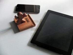 محصولات دیدینو -پایه نگهدارنده تبلت و موبایل آدمک چوبی
